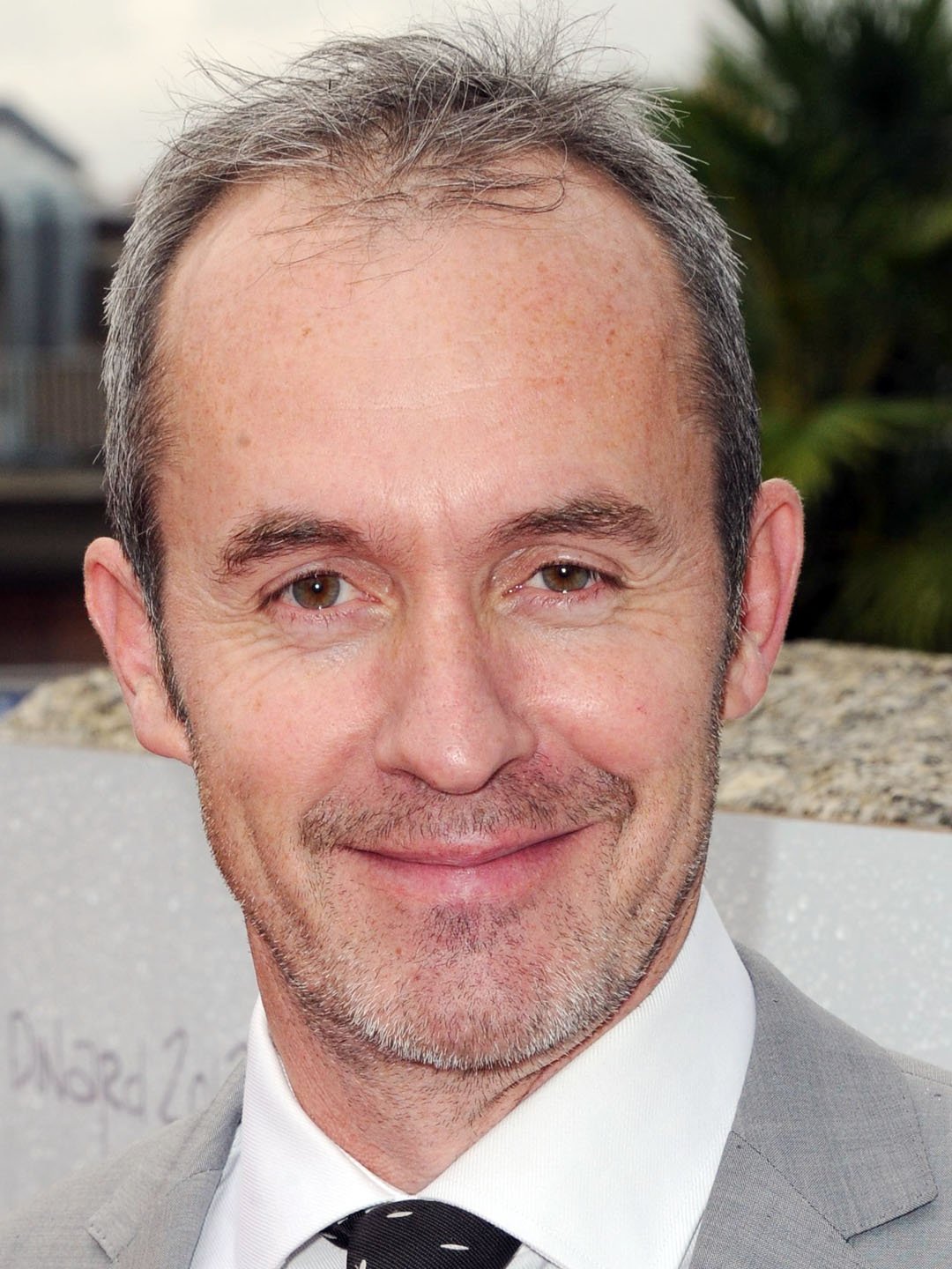 How tall is Stephen Dillane?